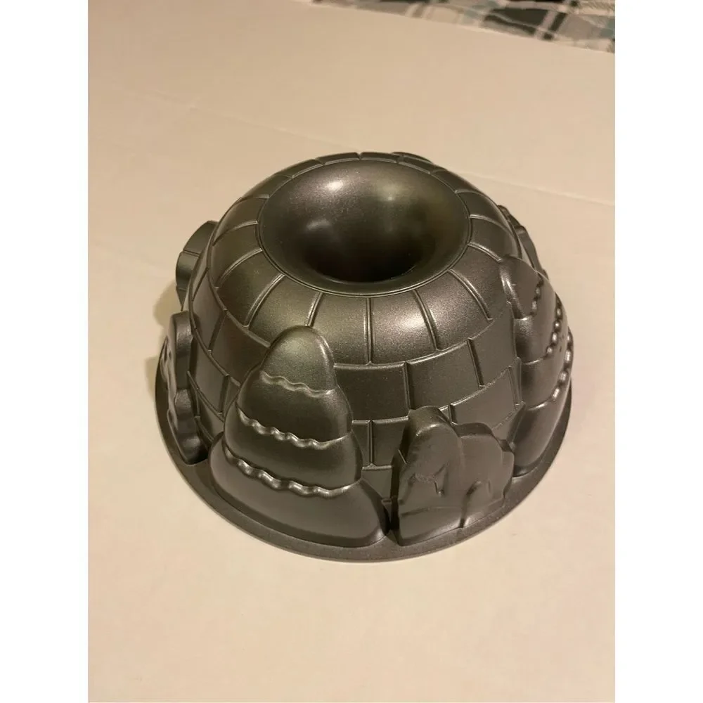 Igloo-Shaped Bundt Cake Pan in Metallic Gray